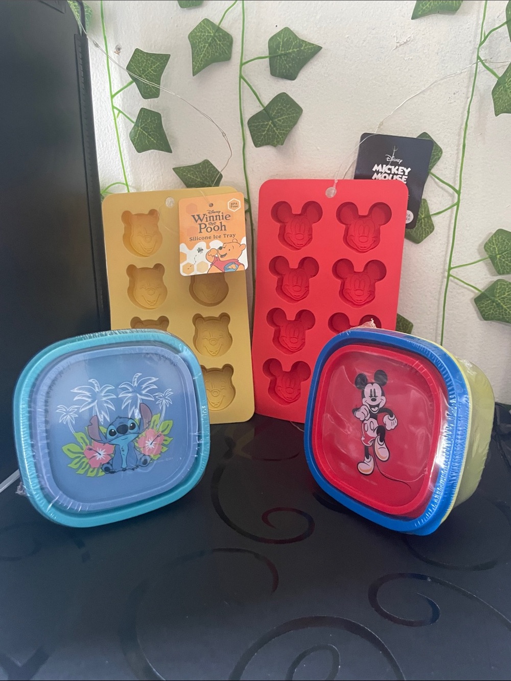 Disney 2 pk food storage containers and 2 silicone ice tray. Mickey,stitch,pooh